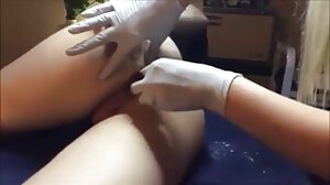 Naoliwione lesbijki sex stare kobiety tribbing w gabinecie masażu