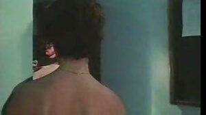 Nowicjusz CFNM otrzymuje filmy erotyczne ze starszymi paniami wytrysk na twarz po pokazaniu cycków